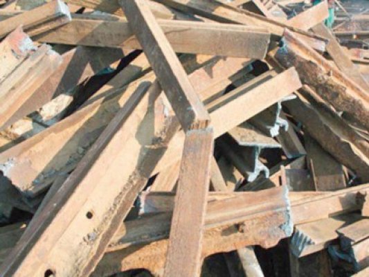 Prins la furat materiale de construcţii din incinta unui bloc